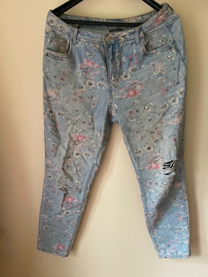 Odeća: farmerke, majice i pantalone
