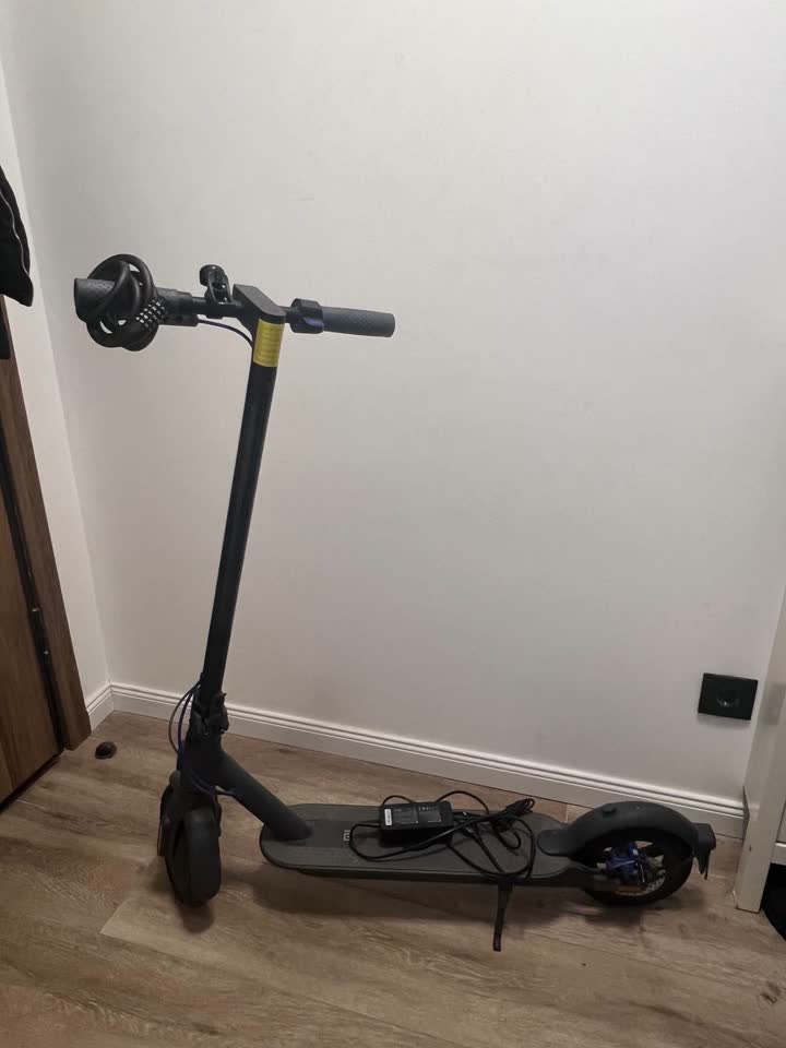 Prodajem električni trotinet Mi Electric Scooter 3 + bravu Xiaomi kabl