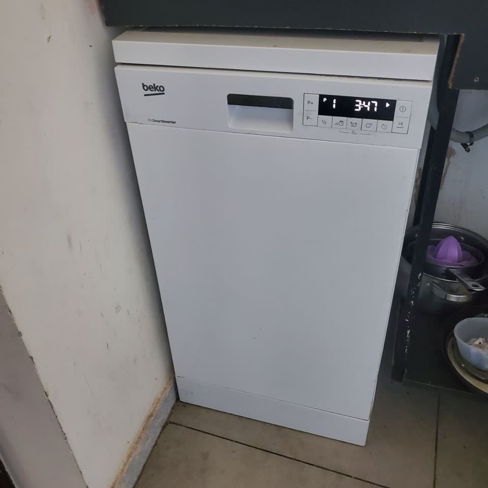 Отдельно стоящая узкая посудомоечная машина Beko
