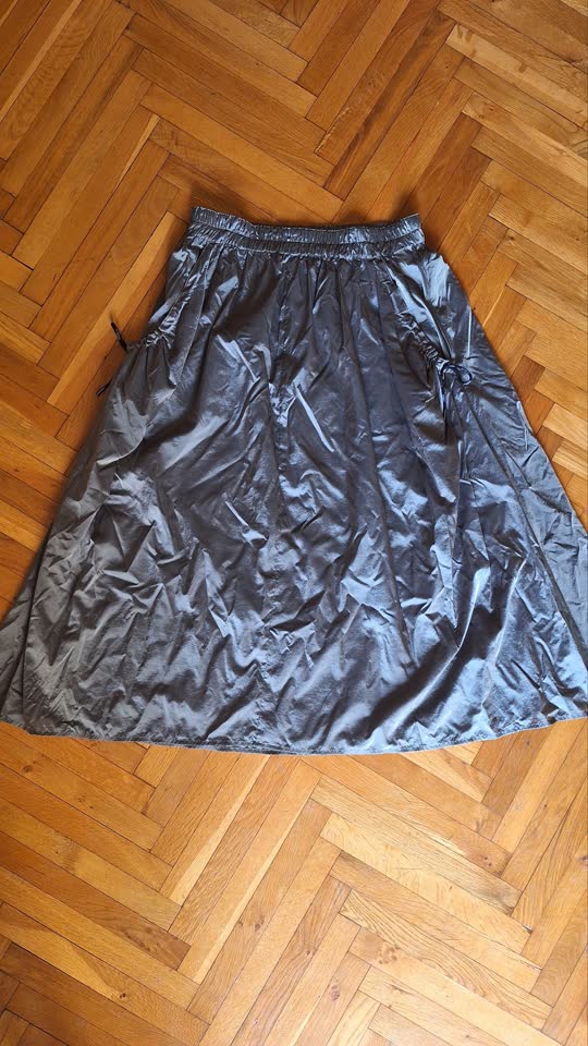 Очень легкая юбка maccain sport, размер M-L. 500 динаров.