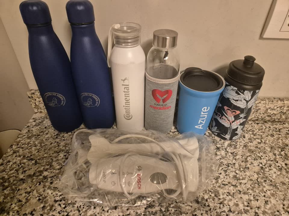 Poklanjam boce za vodu i tople napitke, ručni blender