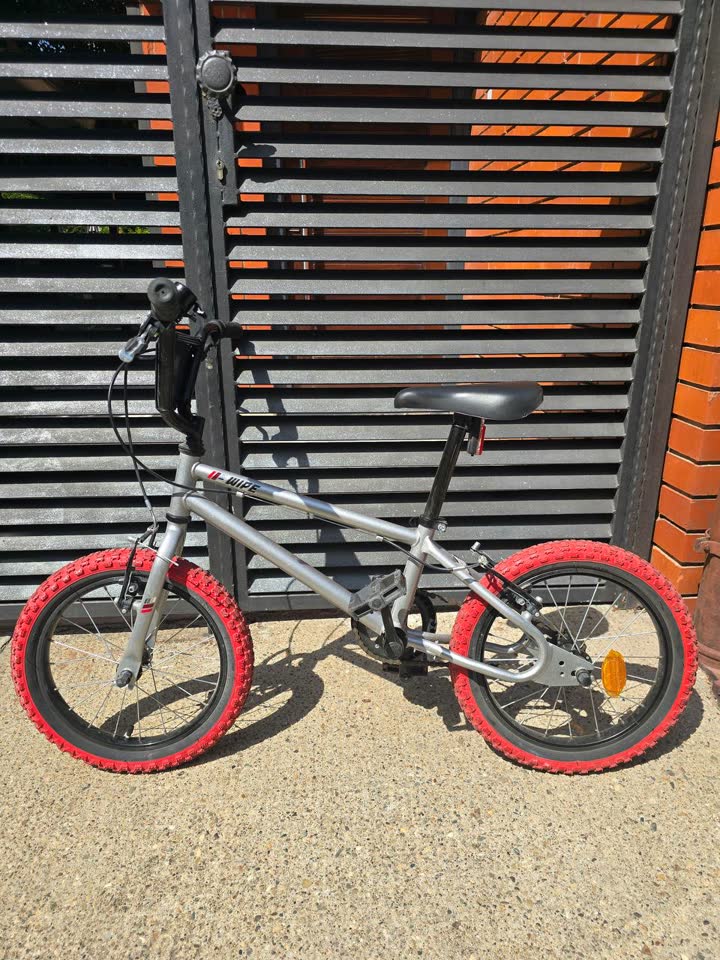 Prodaje se dečji bicikl Decathlon Btwin BMX Wipe 500 (16")