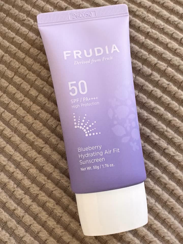 Солнцезащитный крем FRUDIA - Blueberry Hydrating Air Fit Sunscreen