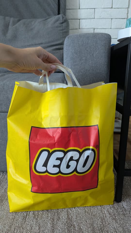 Velika vreća Lego Duplo. 3 kg, ne znam koliko je tu setova. Ali osim kockica sigurno ima kamion, šatl, figurice, psiće, automobile, tobogan.