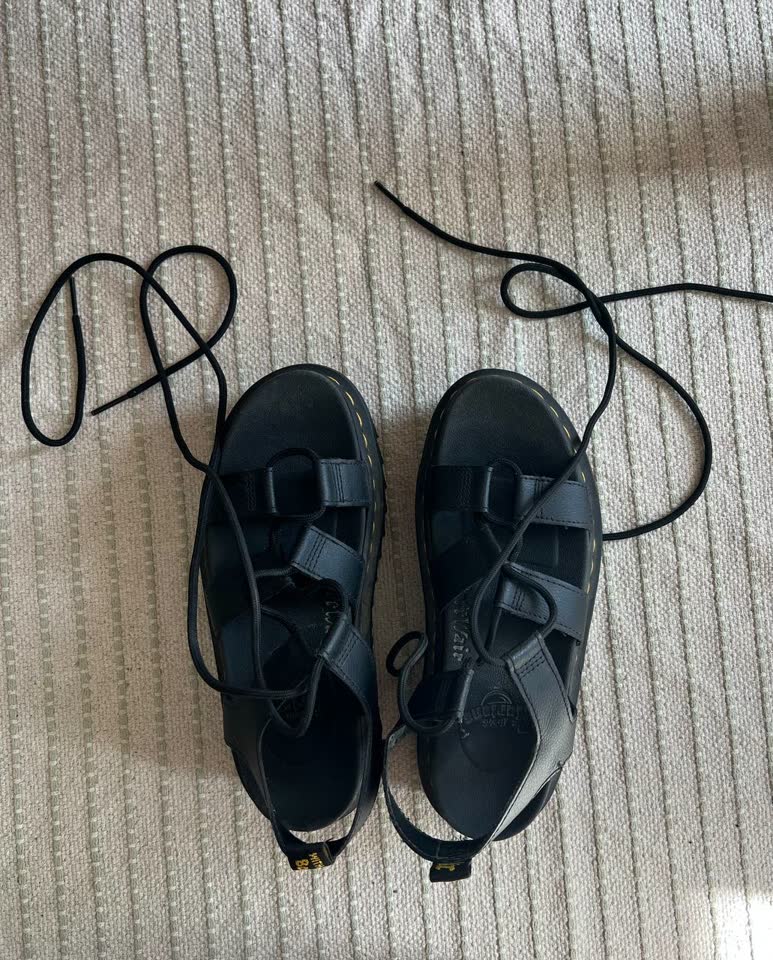 Prodajem sandale Dr. Martens i Converse