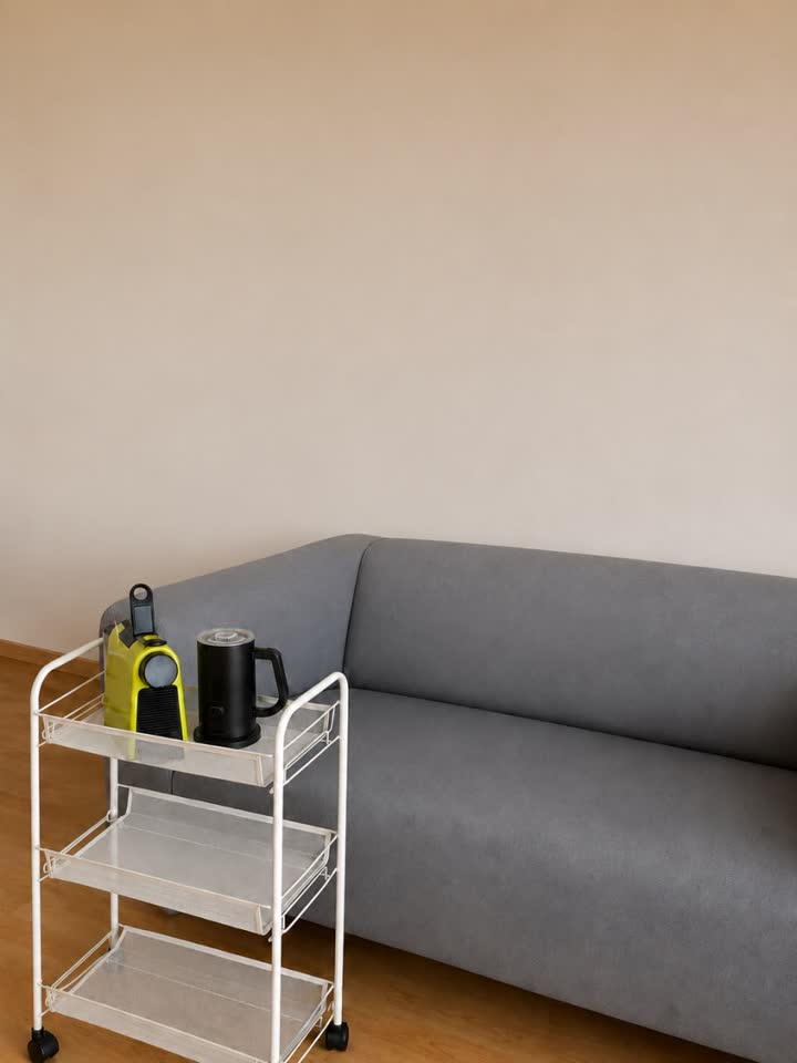 Prodajem sofu IKEA Klippan i kapsulnu espresso mašinu Nespresso Essenza Mini