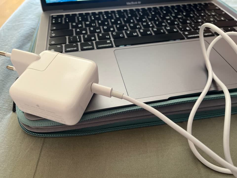 Prodajem MacBook Air M1, 2020, u idealnom stanju.