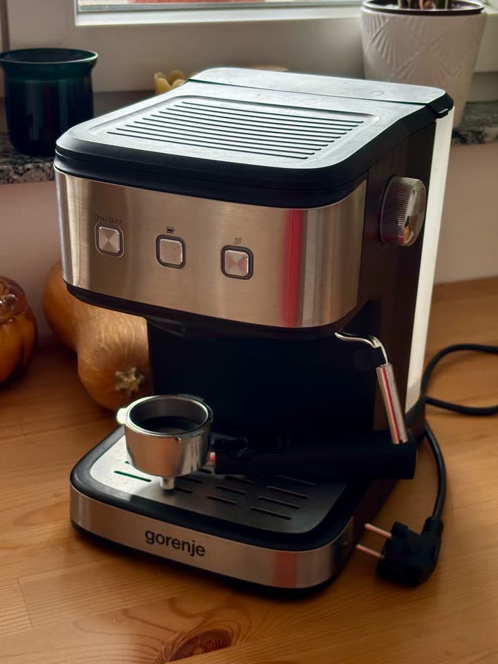 Prodajem poluautomatsku espresso mašinu Gorenje ESCM12MBK