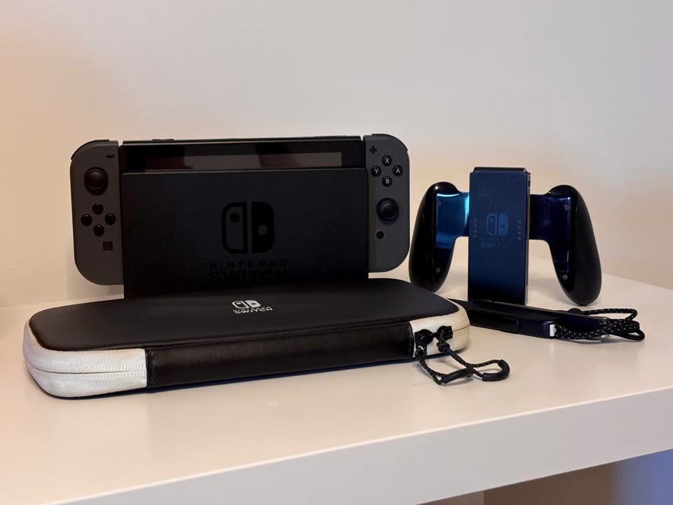 Продаю Nintendo Switch (rev. 2, улучшенная батарея) + аккаунт с 12+ играми
