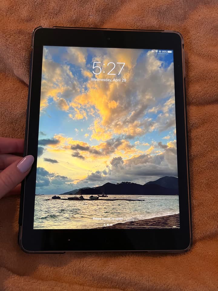 Отдам IPad Air за 100€