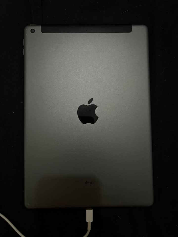 Prodajem Apple iPad 8 — 32 GB, Wi‑Fi + Cellular