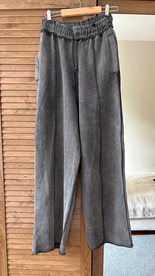 Спортивные штаны ZARA и черные нейлоновые штаны OYSHO