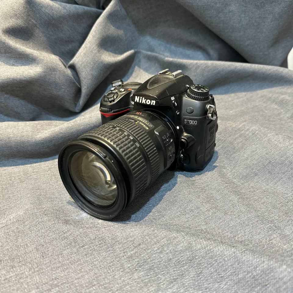 Nikon D7000 + объектив + 2 аккумулятора + штатив