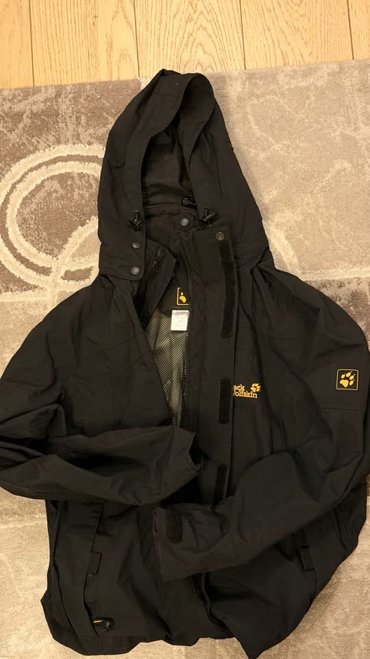 Продается черная куртка Jack Wolfskin