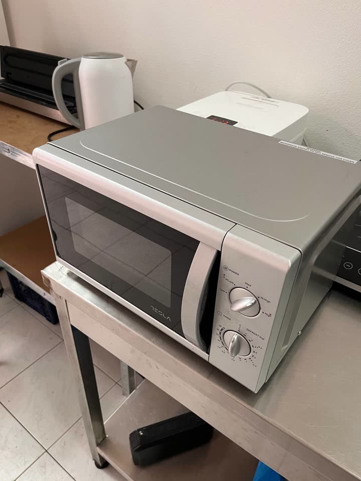 Prodajem mikrotalasnu pećnicu