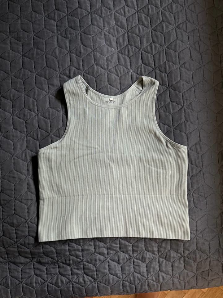 Biciklističke, široka zelena majica i rebrasti pripijeni svetlozeleni top // sve H&M