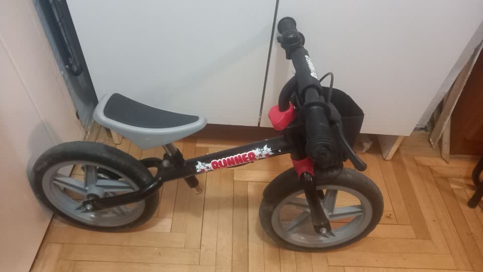Prodajem беговел Runner za decu od 2 do 5 godina