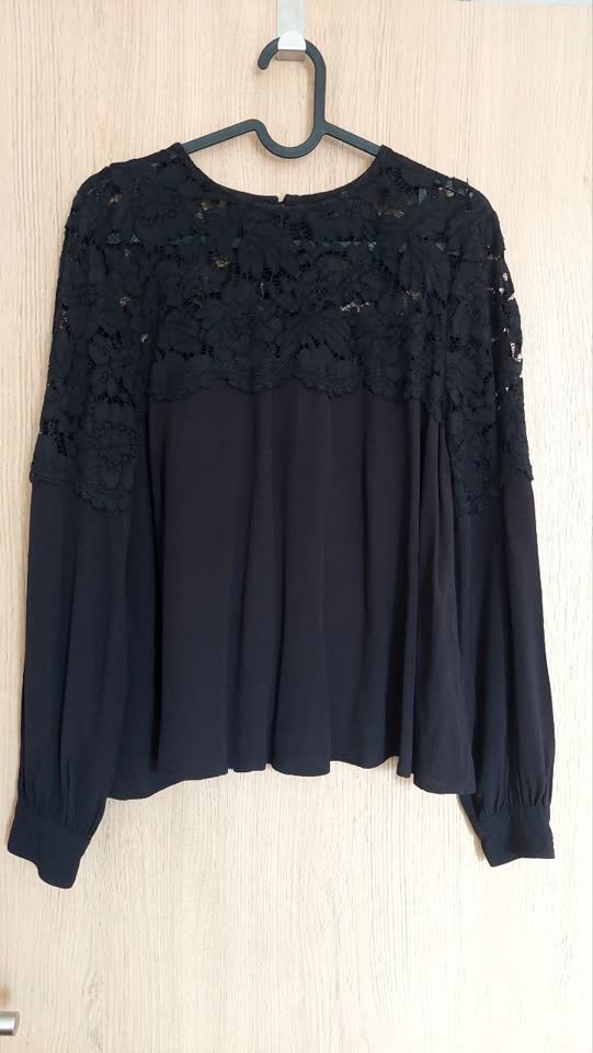 Блузка H&M с кружевной кокеткой