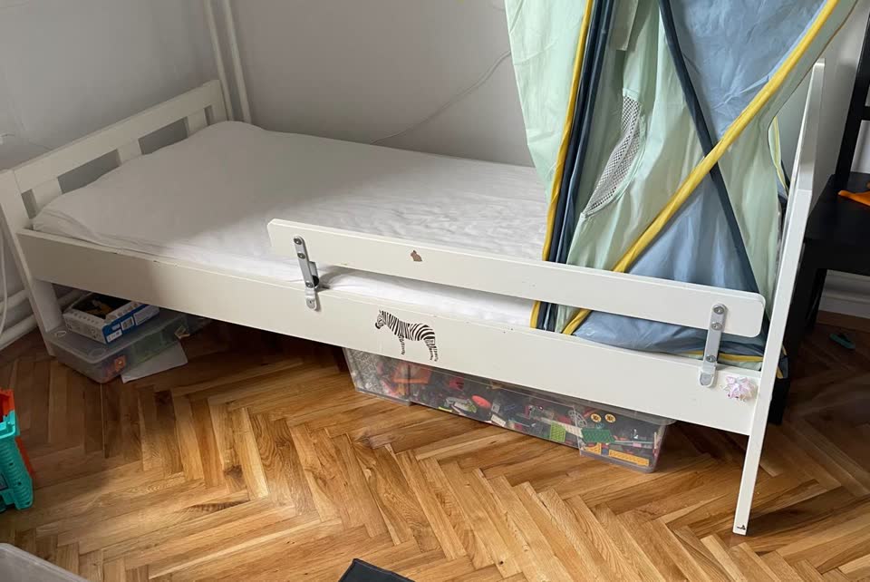 IKEA krevet sa ogradicom, dušekom i vodootpornim naddušekom