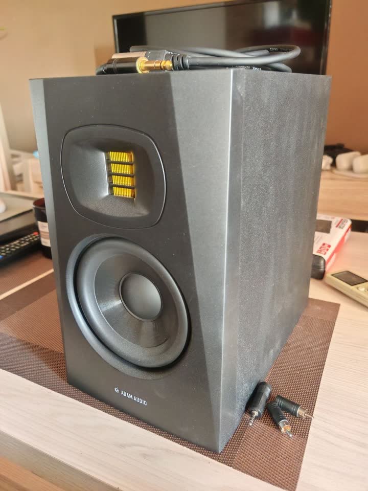 Prodaje se aktivni studijski monitor ADAM Audio T5V