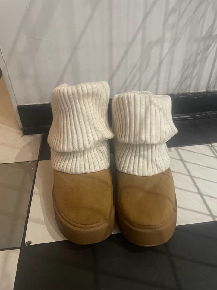 Prodajem ugge Bershka u dobrom stanju