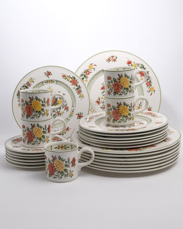 Тарелки и чайные пары Villeroy & Boch Summerday / соусник-ладья Heinrich Parnass