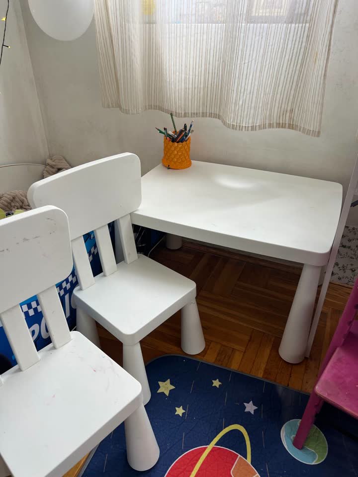 Dečiji sto i dve stolice 3000 dinara Ikea