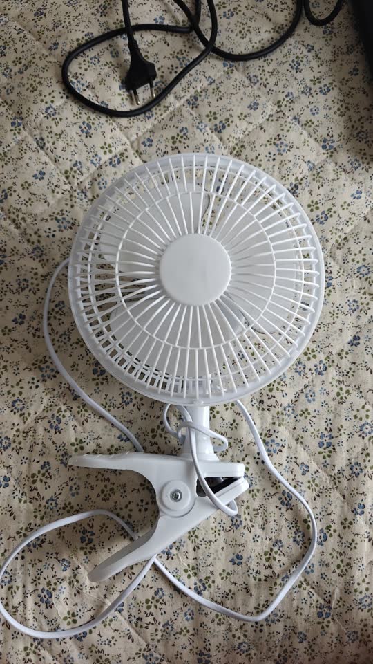 Stoni ventilator sa štipaljkom. Potpuno ispravan. Može biti bučan u zavisnosti od pov