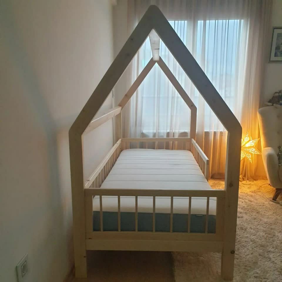 Dečiji krevet-kućica od punog drveta