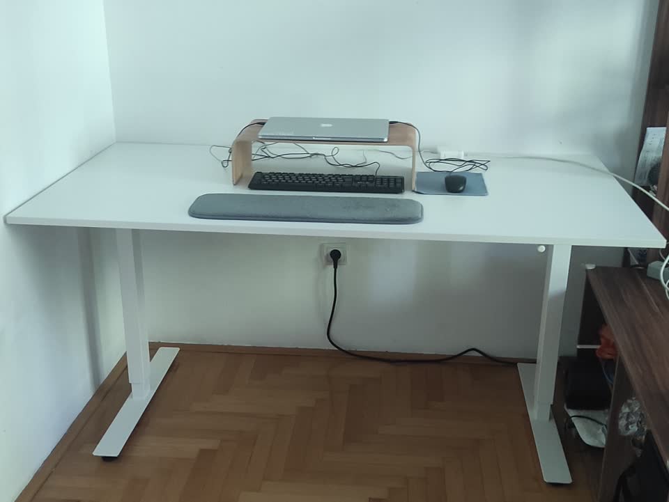 Ogroman sto Ikea TROTTEN