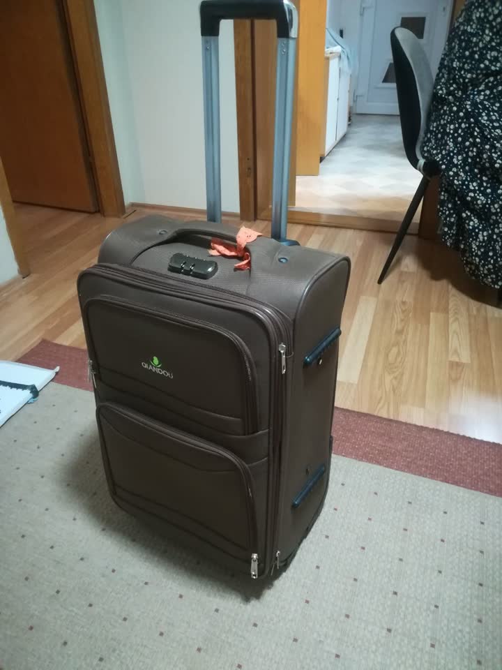 Prodajem kofer veličine M