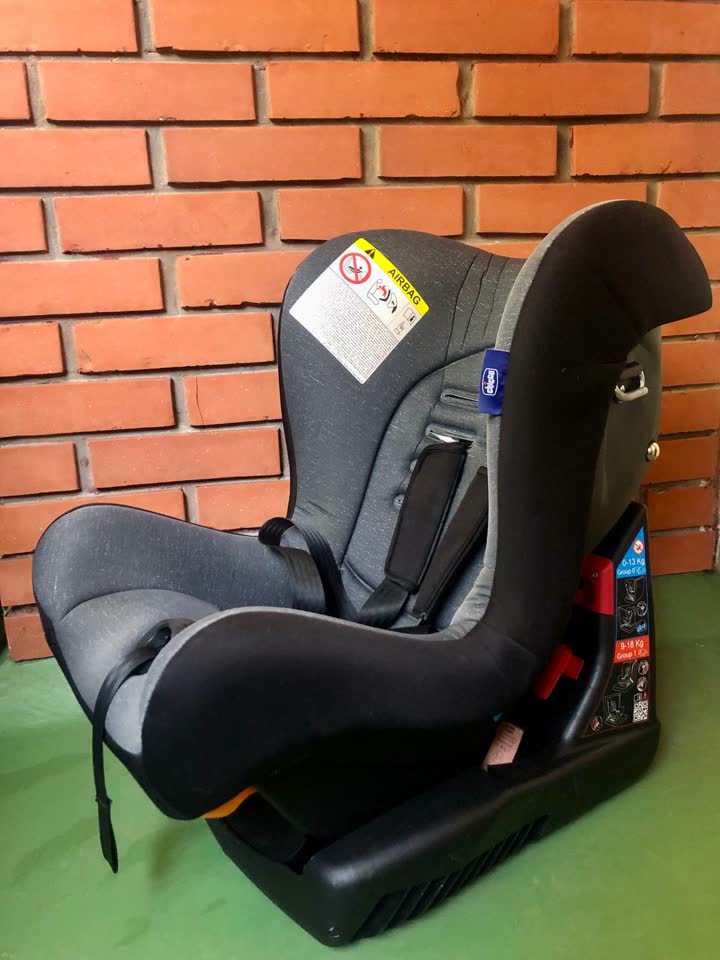 prodajem auto-sedište chicco cosmos (0-18 kg), pričvršćuje se pojasevima.