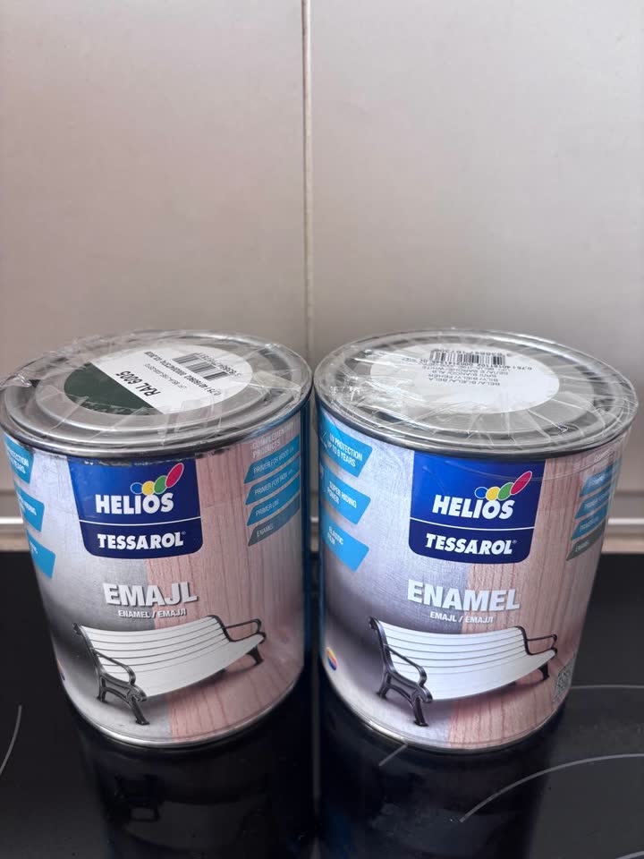Prodajem dve nove limenke boje Helios Tessarol