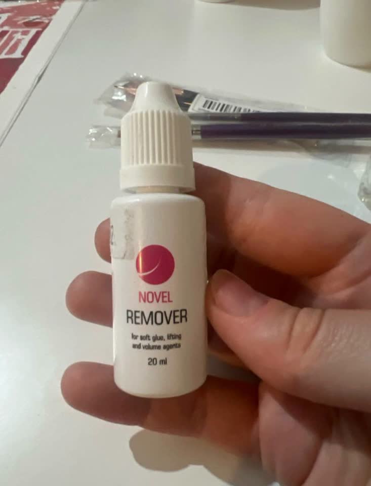 Novel remover za obrve/trepavice