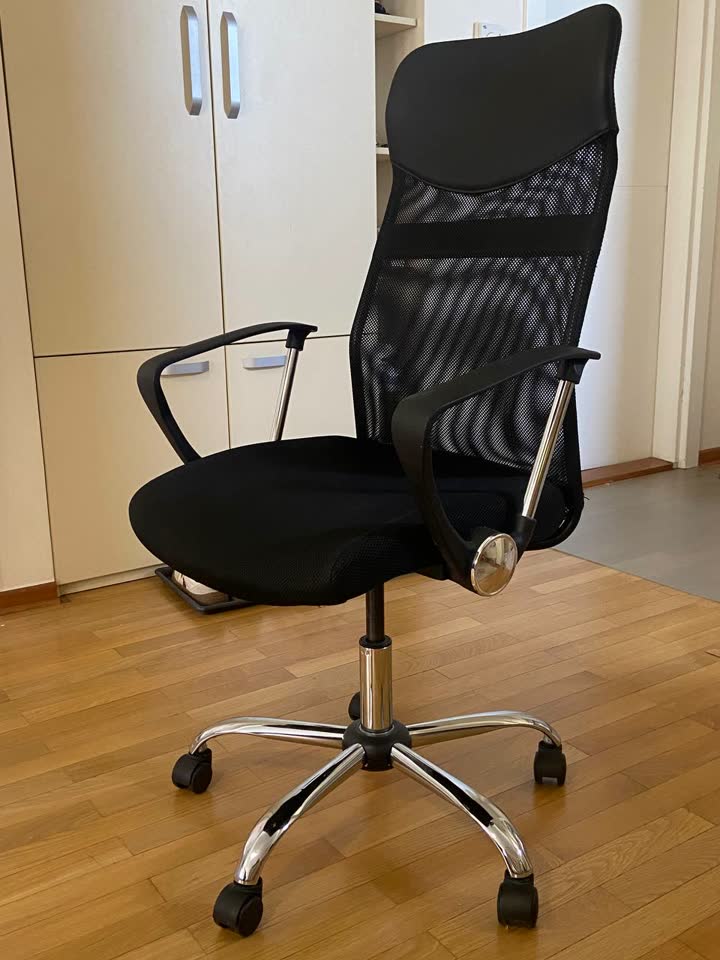 Prodajem 2 stolice Jysk
