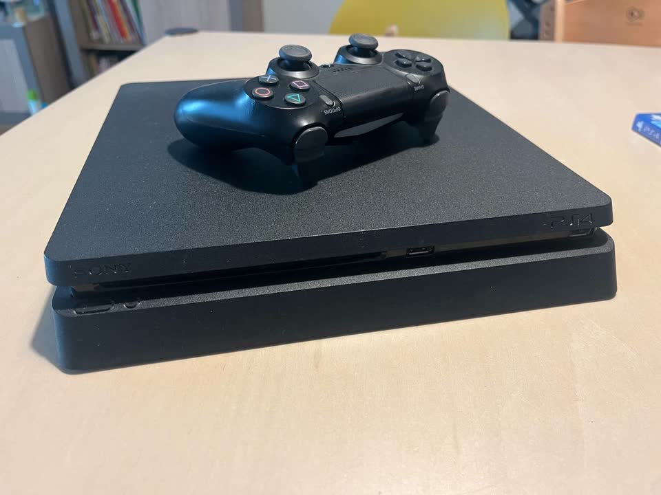 Продаю PlaystationStation 4 Slim 1 TB с 3 играми и 1 геймпадом