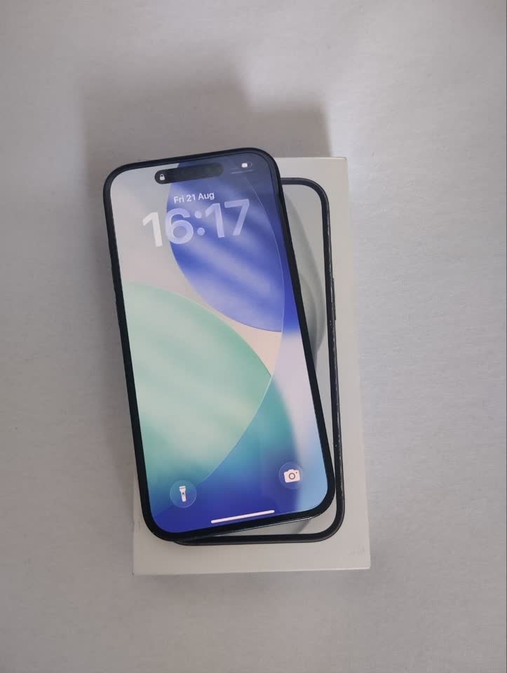 Prodajem iPhone 15 black, 128 GB