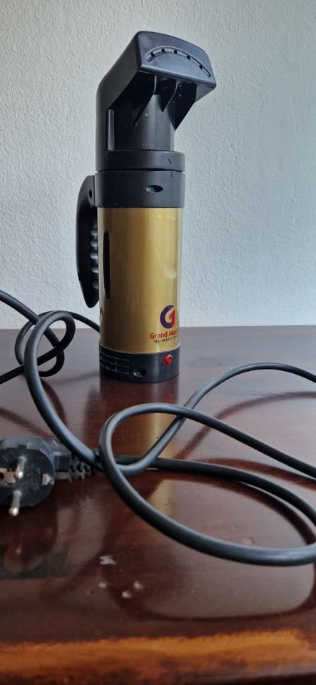 Parni čistač. Radi bez zamerki. Ima malo kamenca unutra.