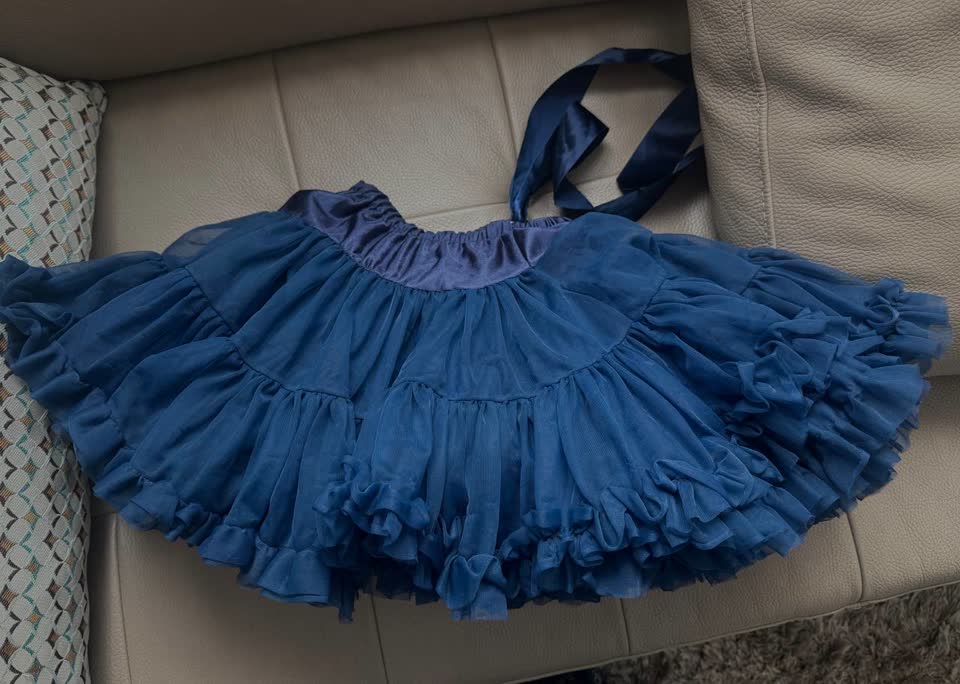 Nova suknja-tutu, veoma pufnasta, višeslojna, prijatne tamnoplave boje. Dužina 35 cm. Ta