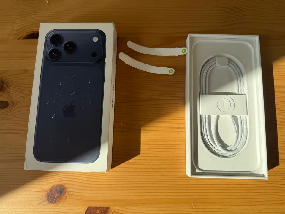 Prodajem iPhone 17 Pro Max eSIM 256GB plav