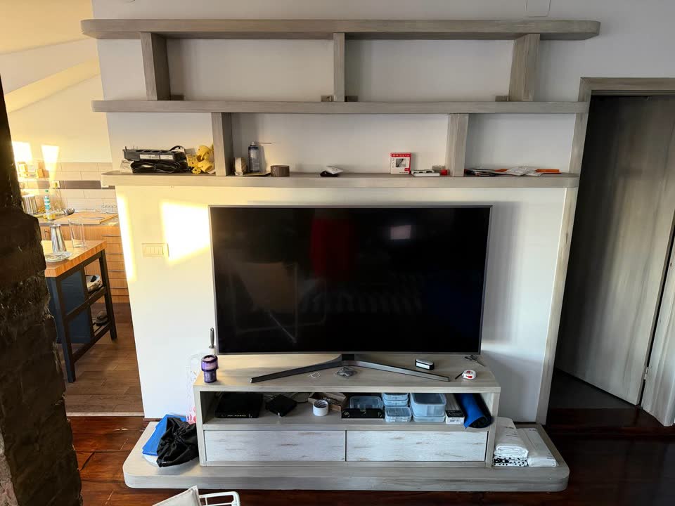 Drvena TV komoda sa policama