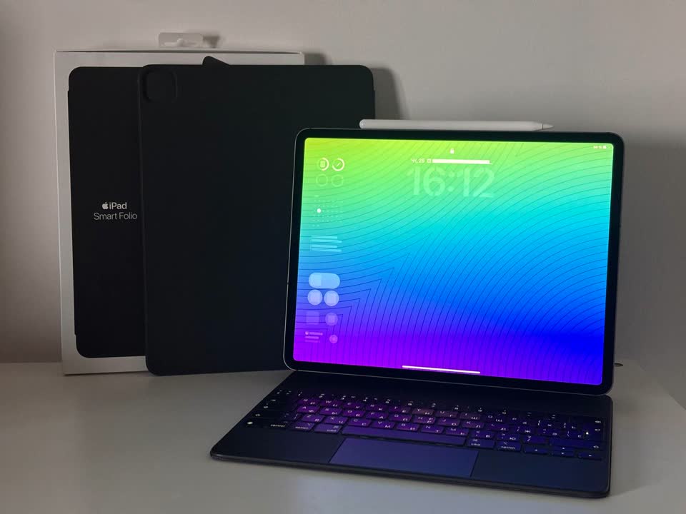 Продаю iPad Pro 12.9" 4th gen с полным комплектом аксессуаров