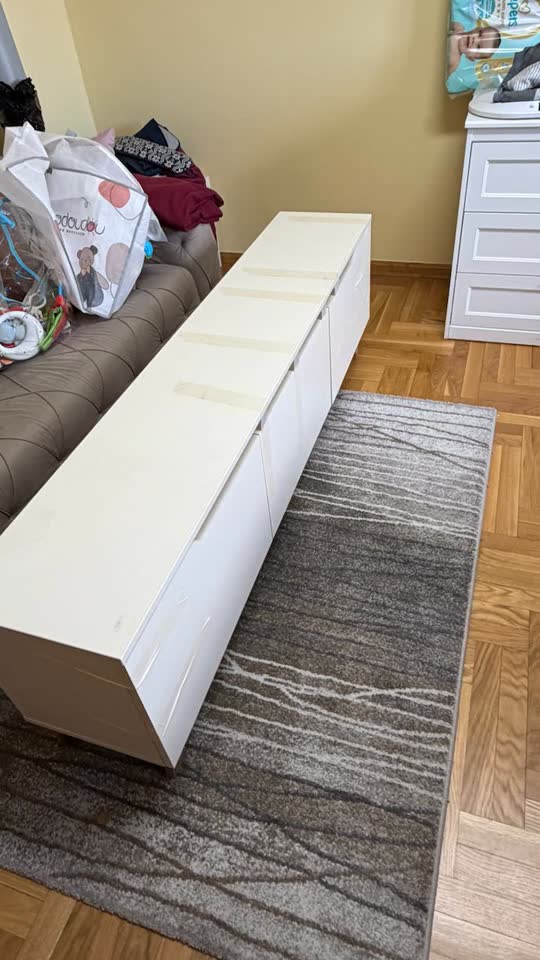 TV komoda, bela mat, 3 vrata, drvene noge