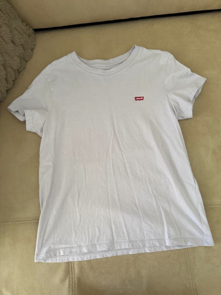 Poklanjam Levi’s majicu