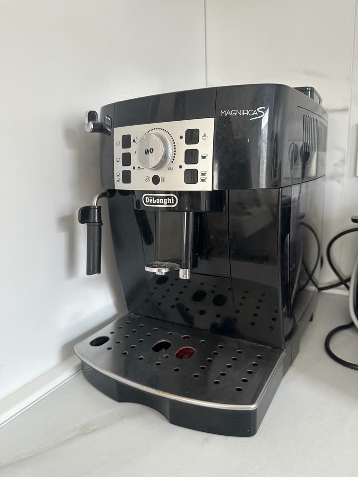 Продам кофе машину Delonghi Magnifica S