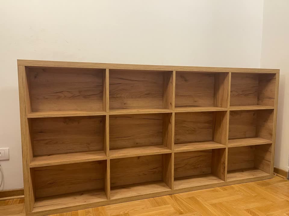 Продаю напольный стеллаж с 12 открытыми секциями: