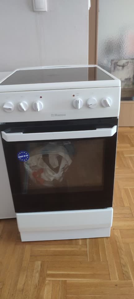 Продам электрическую плиту Hansa со стеклокерамической поверхностью