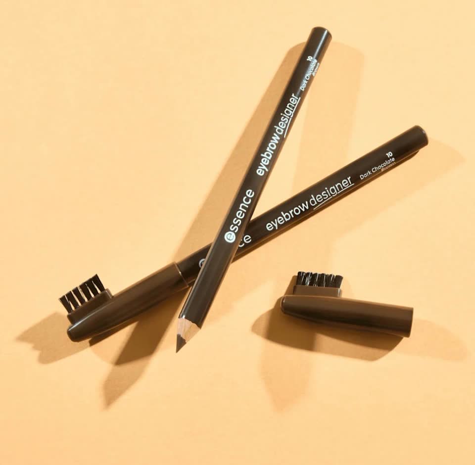 Essence карандаш для бровей в 02 оттенке. Цена 100 RSD.