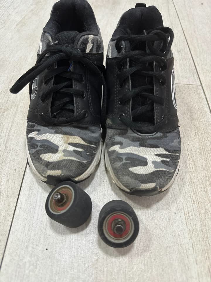 Poklanjam patike-rolere, broj 32 (19 cm) Heelys
