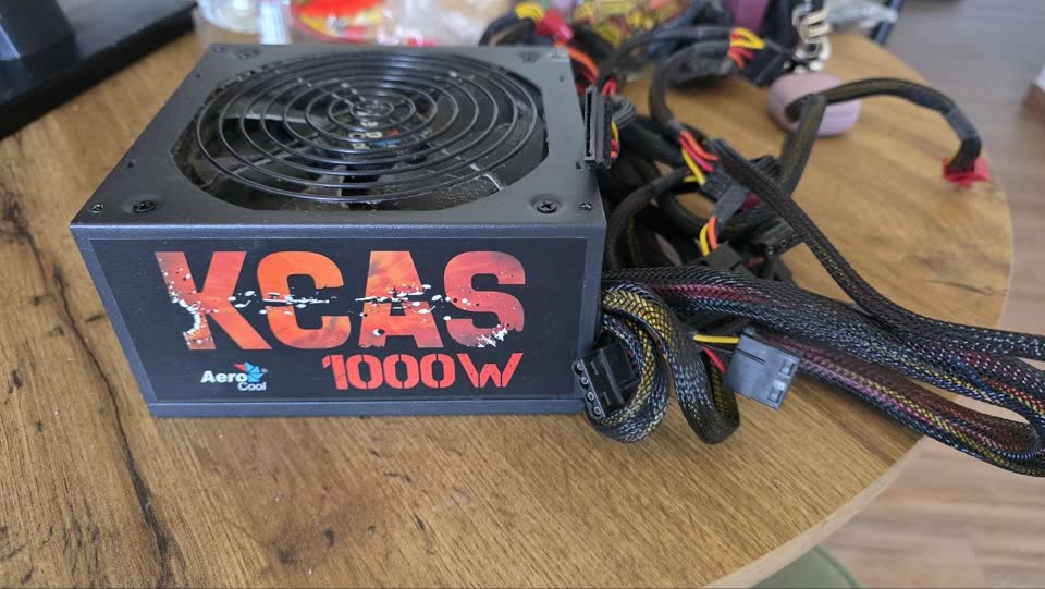 Prodajem napajanje AeroCool KCAS 1000W (polumodularno)